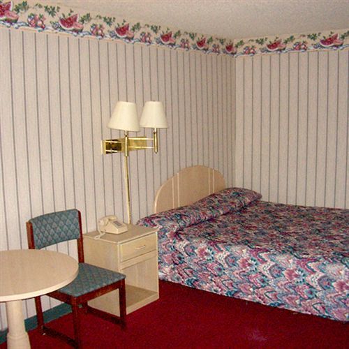 Guest Inn Dalton Room photo